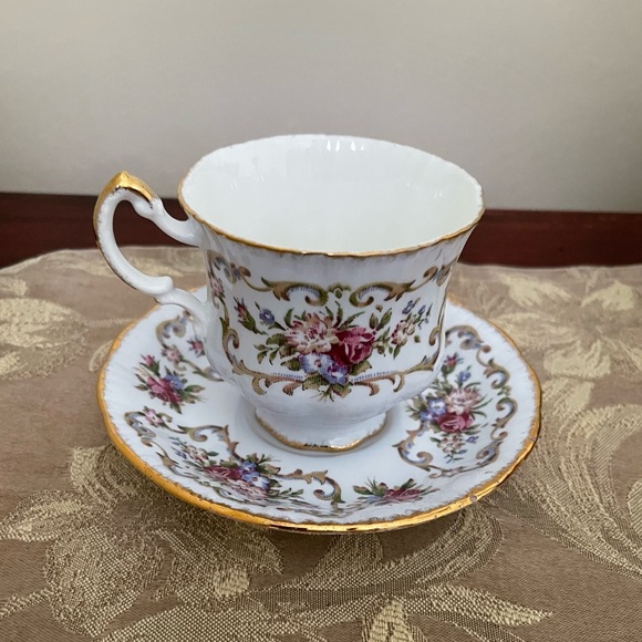 Paragon Antique Series Georgian Teacup & Saucer - Picture 2 of 11